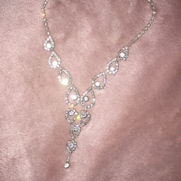 Silver sparkly necklace. - Picture 6 of 6